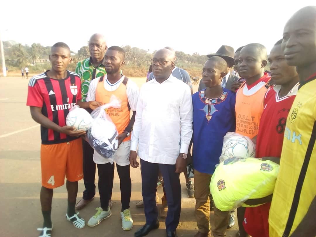 L'OPPOSANTE AGNÈS MONNET, QUI RECONNAIT LAURENT GBAGBO COMME LE PRÉSIDENT DU FRONT POPULAIRE IVOIRIEN (FPI, OPPOSITION)